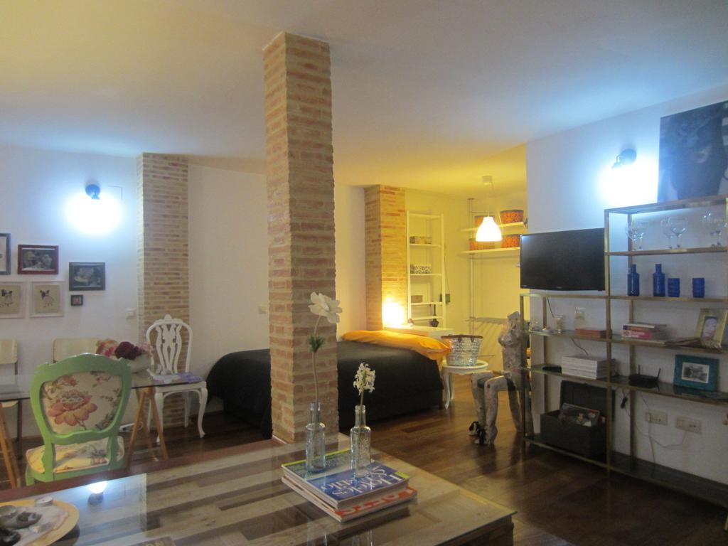 Апартаменты Living Valencia Studio Serranos Номер фото